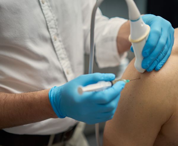 Dr Marcin Paśnik wykonuje iniekcje dostawową kwasem hialuronowym