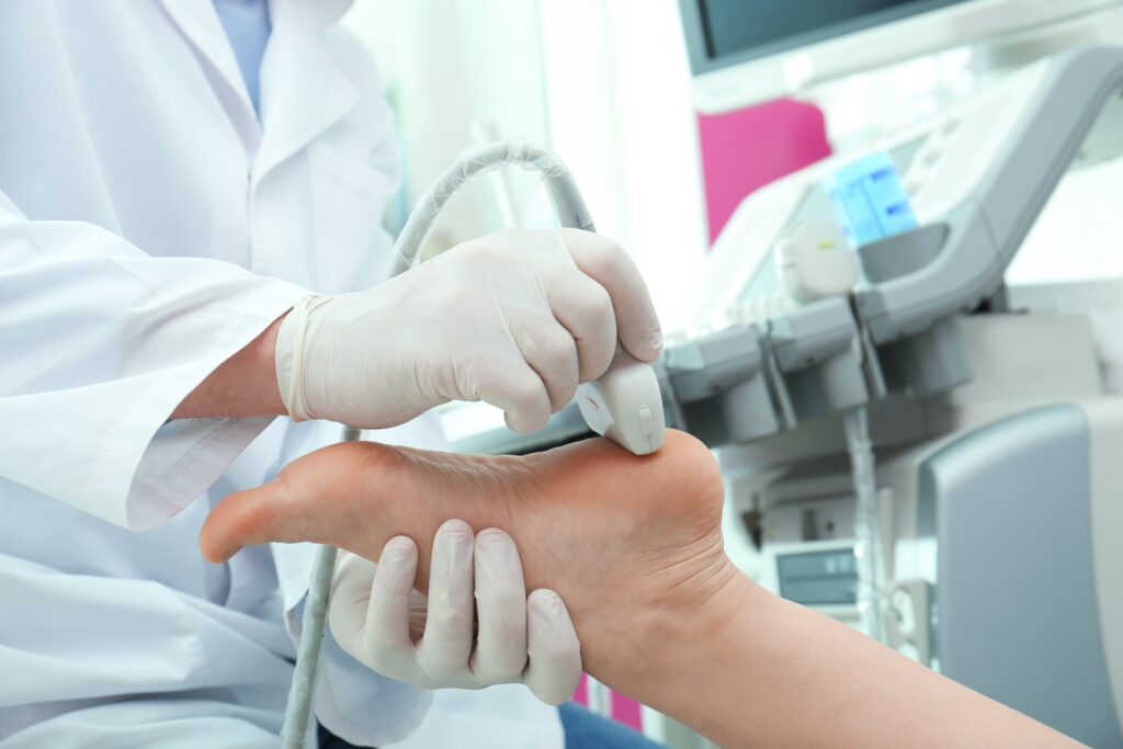 USG ortopedyczne Warszawa - lekarz radiolog wykonuje badanie ultrasonograficzne stawu w Synovii Ursynów