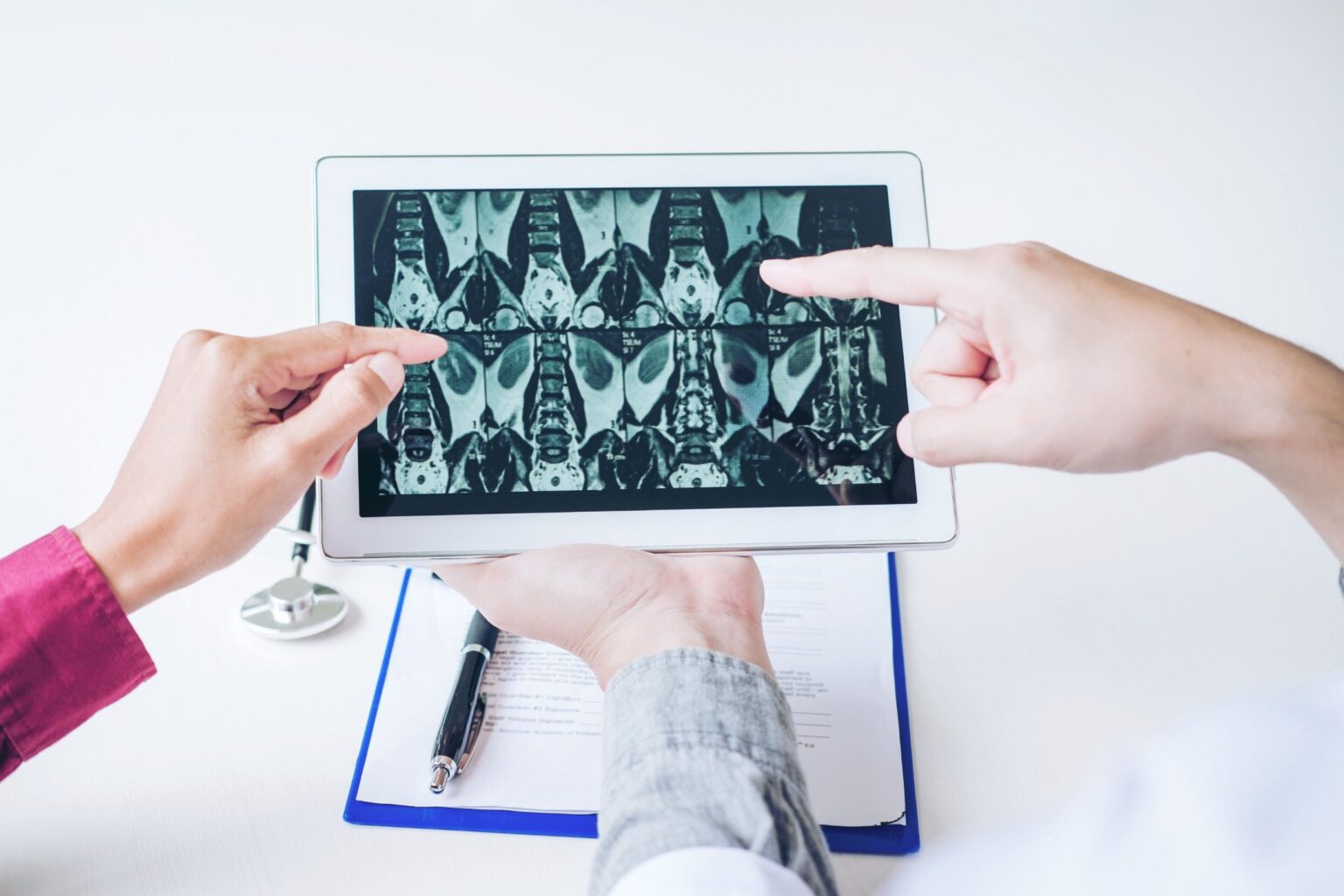 KKonsultacje radiologiczne MSK - dr Marcin Paśnik analizuje badania obrazowe w Synovia Warszawa