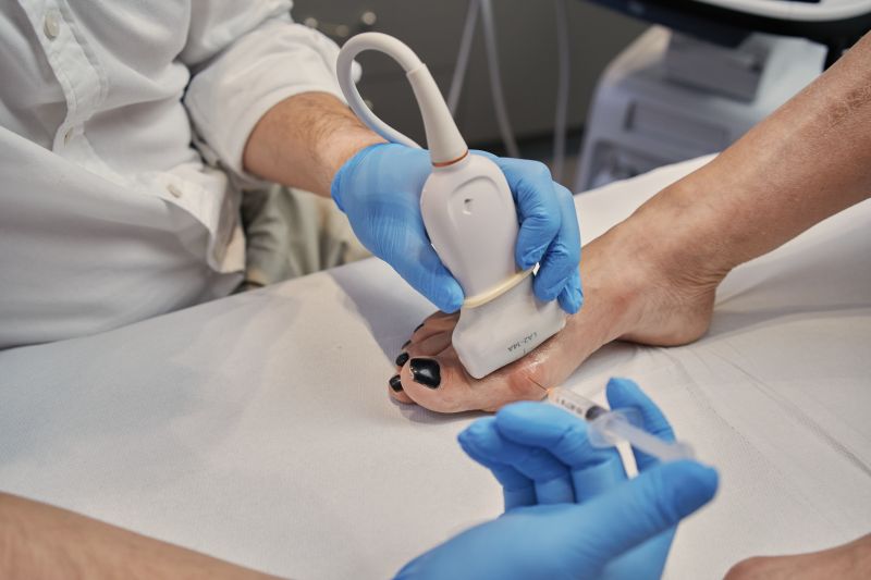 Przygotowanie iniekcji kwasu hialuronowego do stawu Warszawa - zabieg pod kontrolą USG Synovia