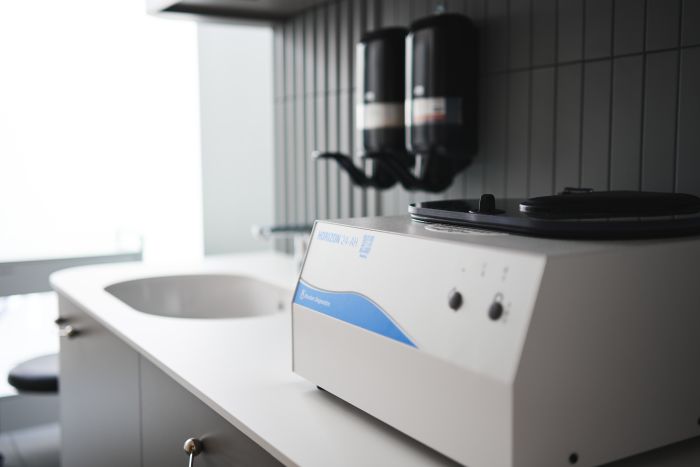 Wirówka Arthrex do preparacji osocza bogatopłytkowego PRP - nowoczesny sprzęt medyczny Synovia Warszawa