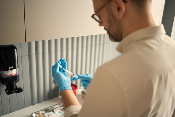 Iniekcje pod kontrolą USG Warszawa - lekarz wykonuje zabieg monitorując obraz na ekranie Synovia