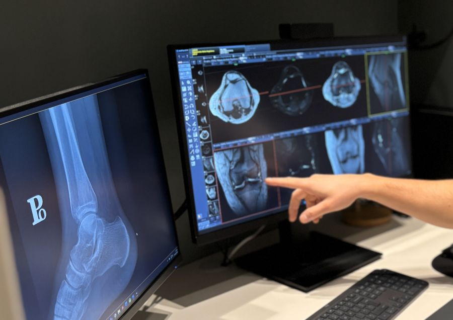 Dr Marcin Paśnik radiolog analizuje badania obrazowe podczas konsultacji ortopedycznej w Gabinecie Synovia Warszawa