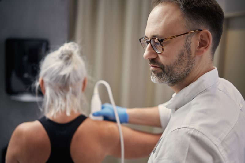 Lekarz radiolog wykonuje badanie USG stawu barkowego w Gabinecie Synovia Warszawa - diagnostyka ultrasonograficzna barku