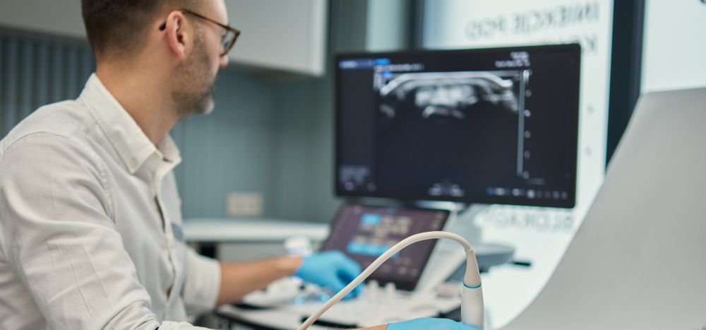 Lekarz radiolog wykonujący badanie USG ortopedyczne w Synovia Warszawa