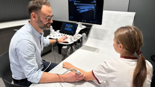 Lekarz radiolog podczas konsultacji i badania USG dla dziecka w Gabinecie Synovia Warszawa - diagnostyka pediatryczna