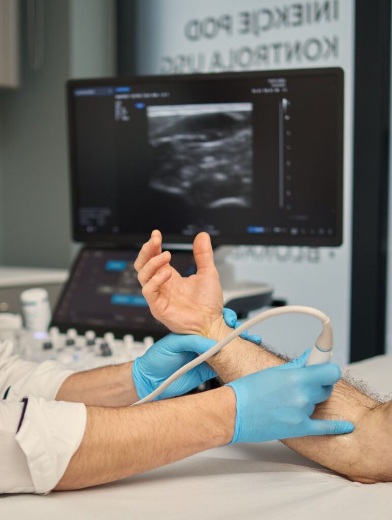 Lekarz radiolog wykonuje badanie USG ręki i nadgarstka w Gabinecie Synovia Warszawa - diagnostyka ultrasonograficzna