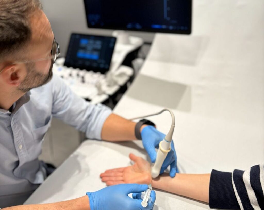 Iniekcja sterydowa pod kontrolą USG - precyzyjne podanie leku przez doświadczonego radiologa w klinice Synovia Warszawa