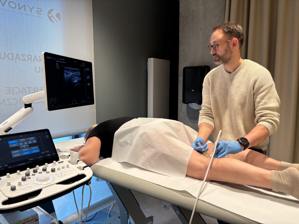 Terapia PRP pod kontrolą USG - Dr Marcin Paśnik podczas zabiegu w klinice Synovia Warszawa