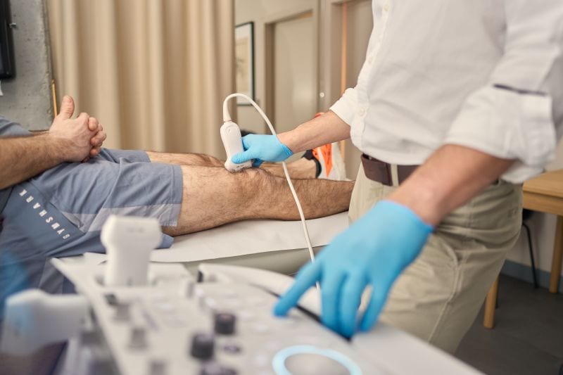 Lekarz wykonujący badanie USG ortopedyczne – diagnostyka ultrasonograficzna tkanek miękkich w klinice Synovia Warszawa