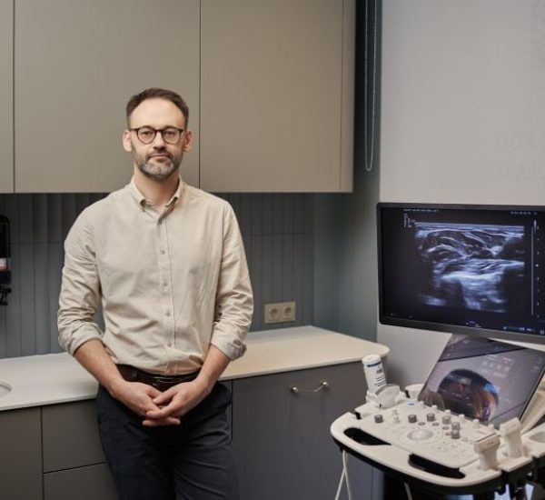 Dr Marcin Paśnik lekarz ortopeda i radiolog w Gabinecie Synovia Warszawa - specjalista diagnostyki USG i zabiegów iniekcyjnych