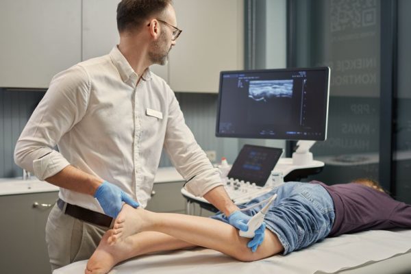 Lekarz radiolog podczas konsultacji i badania USG dla dziecka w Gabinecie Synovia Warszawa - diagnostyka pediatryczna