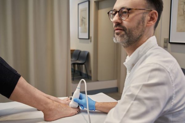 Lekarz radiolog wykonuje badanie USG stopy i stawu skokowego w Gabinecie Synovia Warszawa - diagnostyka ultrasonograficzna